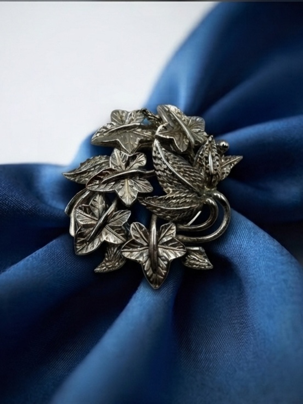 Vintage Silver Tone Ivy Leaf Wreath Scarf Clip • Botanical Scarf Ring